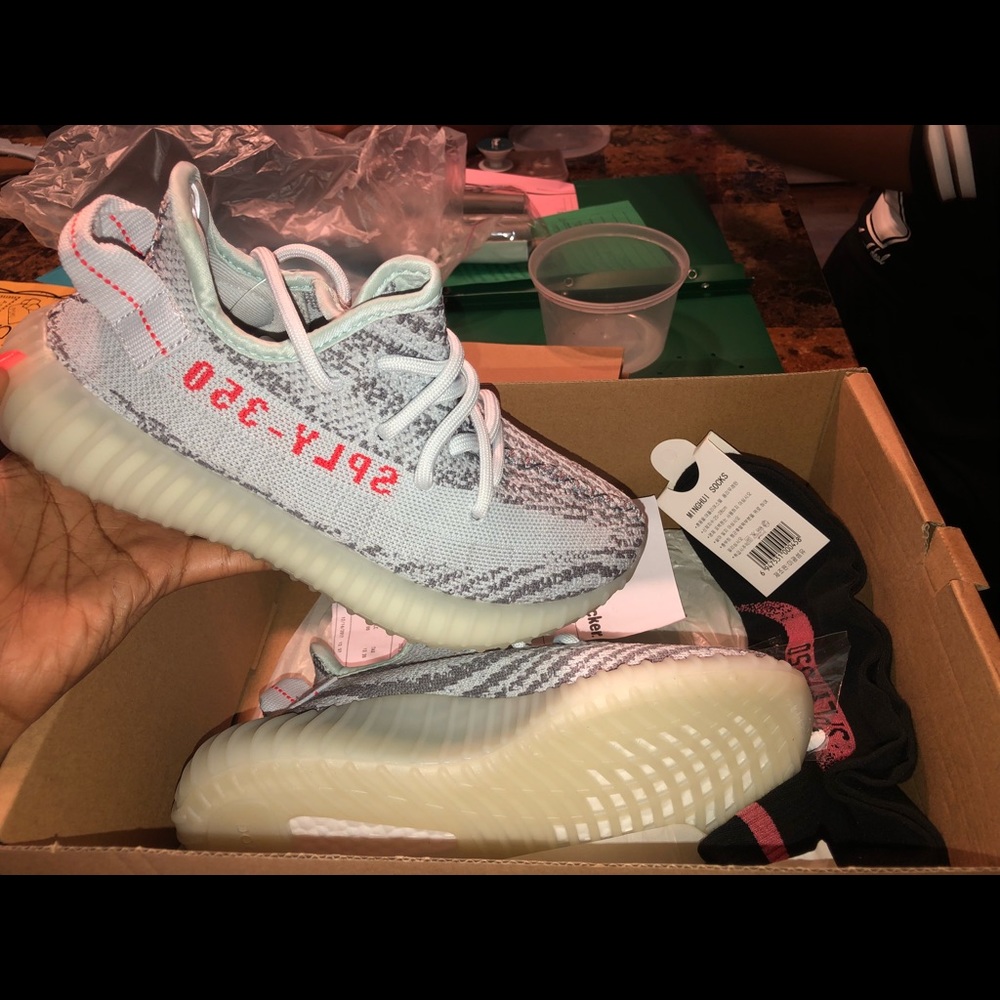 Woman’s Yeezys Size 7 Us